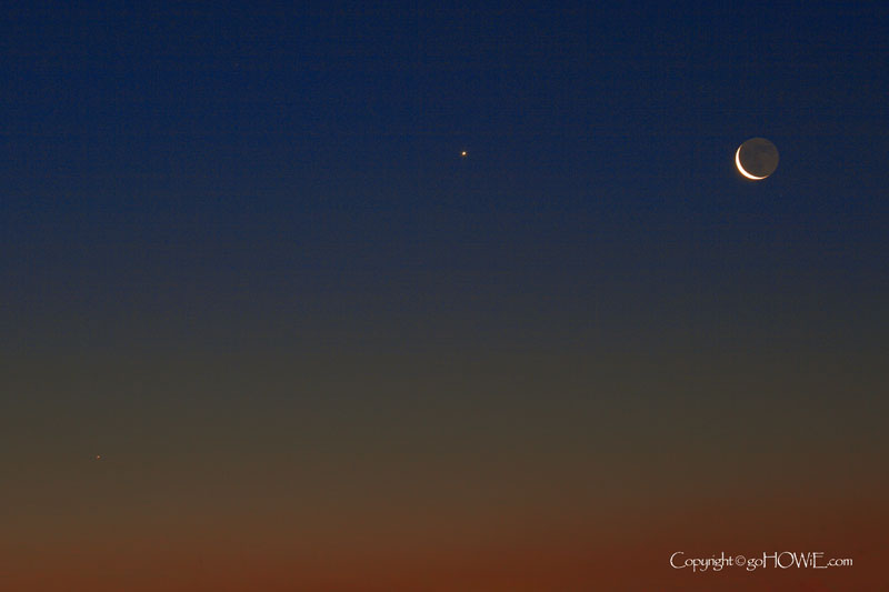 Photo of the moon, Saturn and Mercury just before sunrise