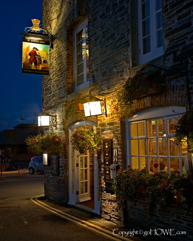 Old Custom House pub at night, Padstow, Cornwall