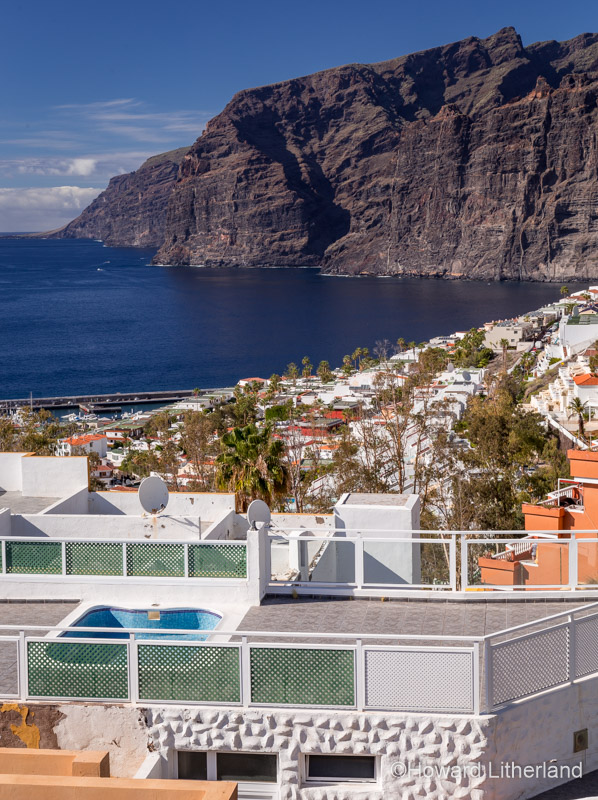 Photo overlooking the town and cliffs of Los Gigantes on Tenerife in the Canary Islands